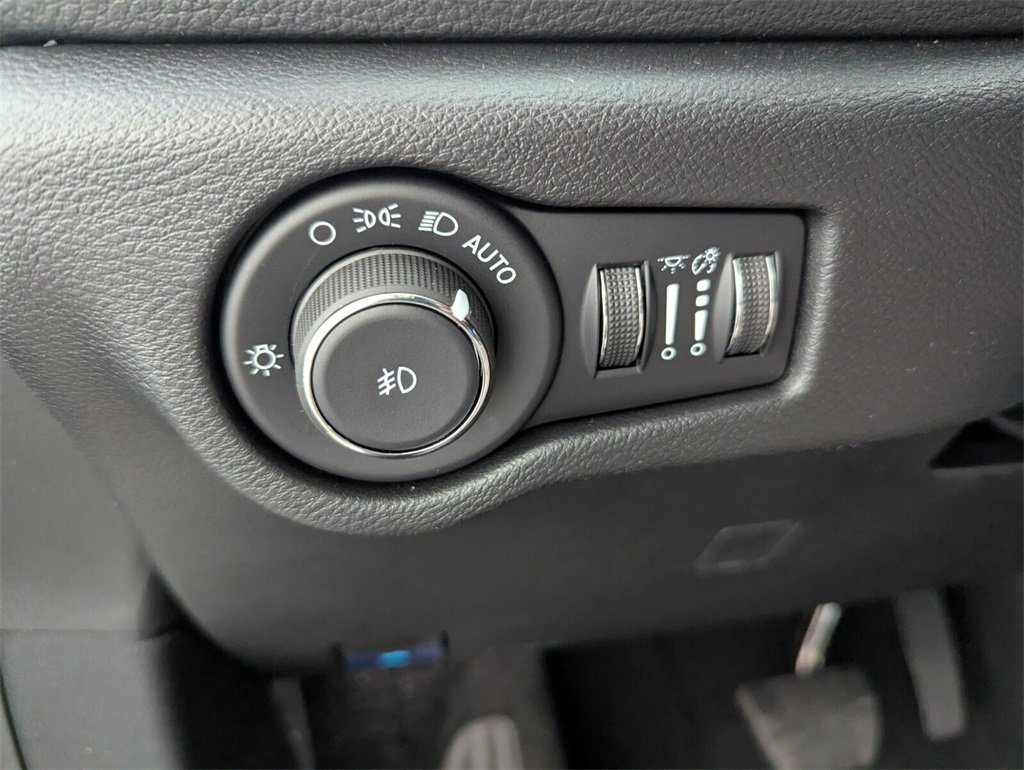 New 2026 Chrysler Pacifica Limited w/ Uconnect Theater Family Group image 27