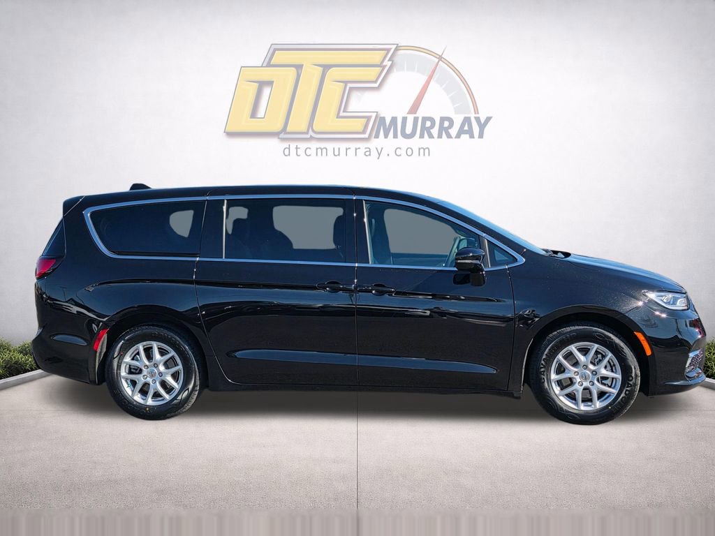 Used 2025 Chrysler Pacifica Select FWD image 4