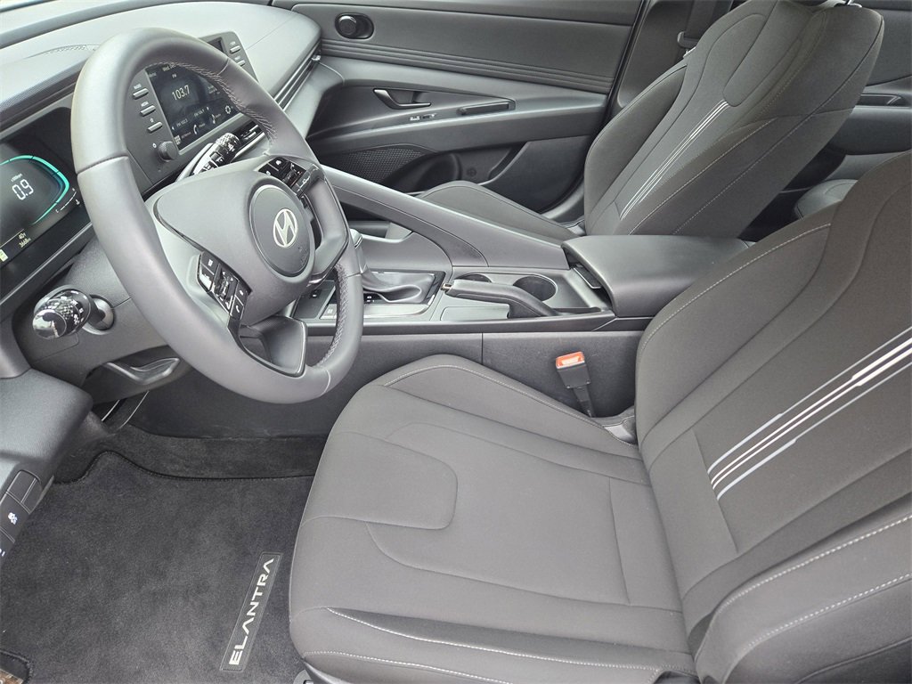 Used 2025 Hyundai Elantra Sport image 9