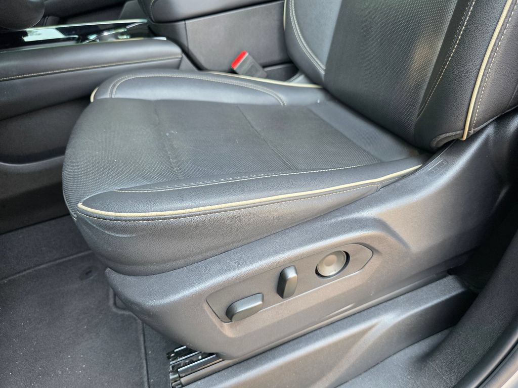 Used 2025 Chevrolet Tahoe Premier AWD/4WD image 12
