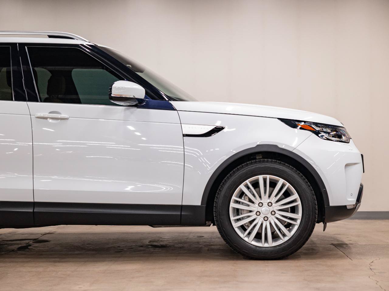 Used 2019 Land Rover Discovery HSE AWD/4WD image 37
