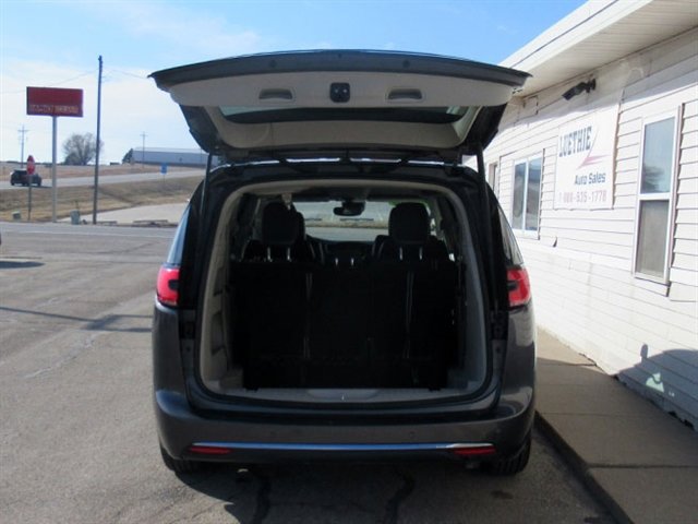 Used 2022 Chrysler Pacifica Touring-L FWD image 9