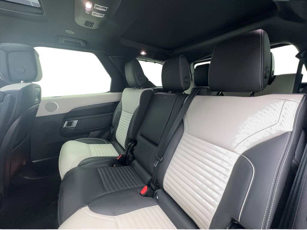 Used 2023 Land Rover Discovery Metropolitan Edition AWD/4WD image 25