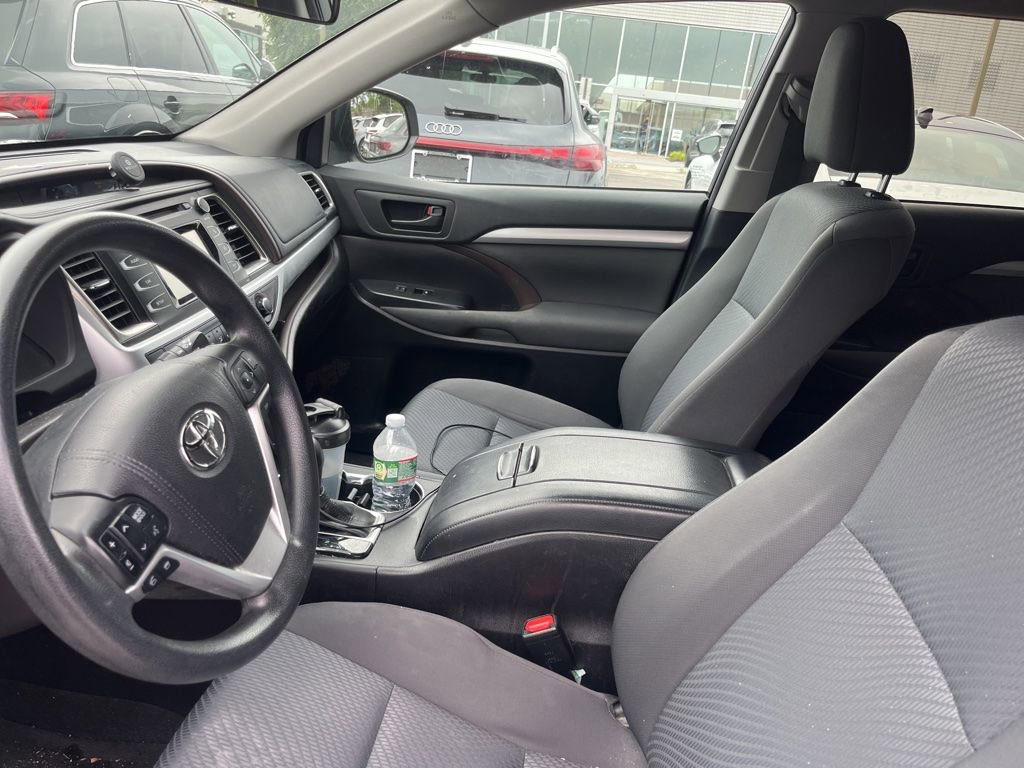 Used 2016 Toyota Highlander LE AWD/4WD image 9