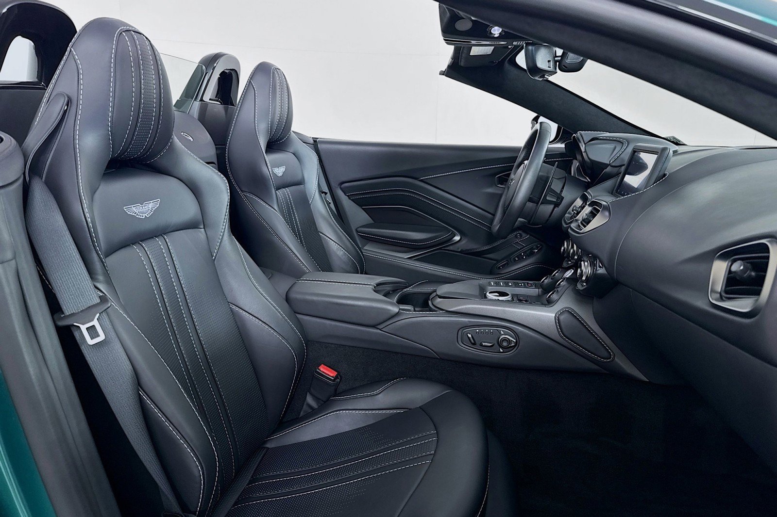 Used 2023 Aston Martin V8 Vantage Roadster image 7