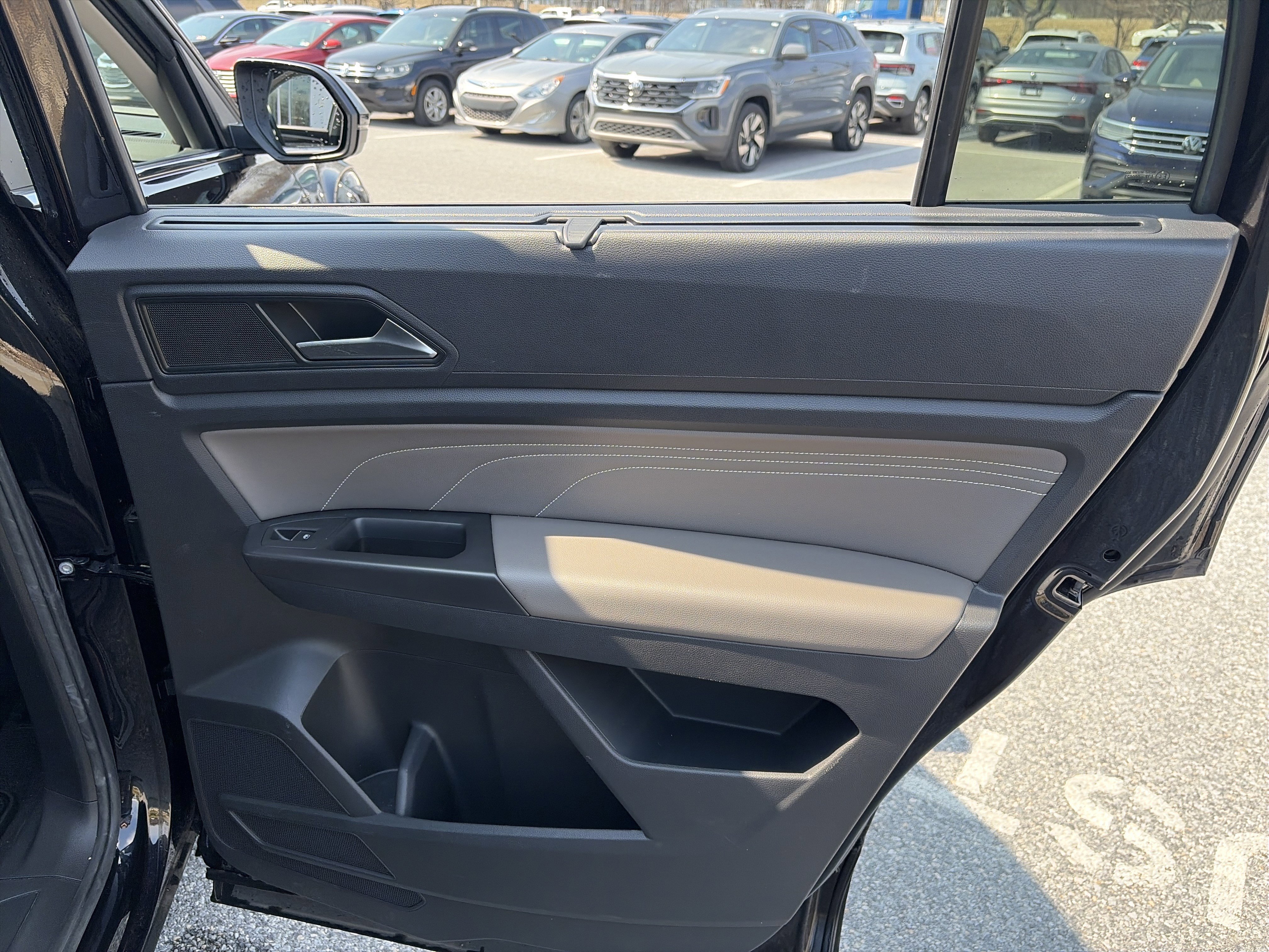 Used 2023 Volkswagen Atlas SE image 30