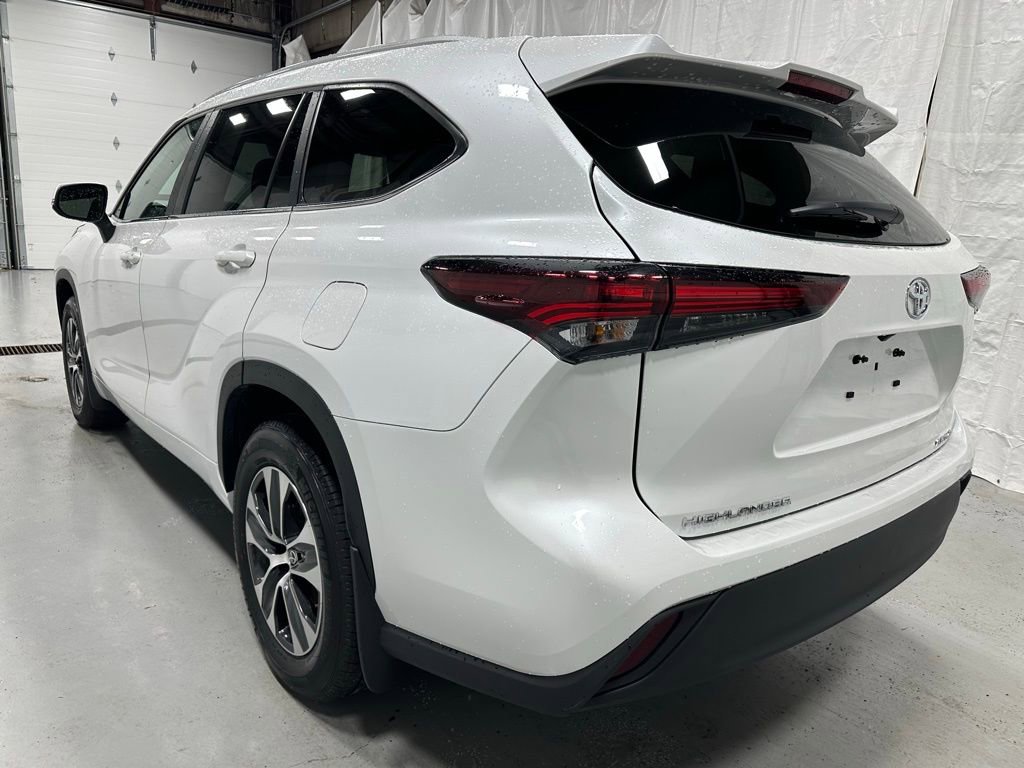 Used 2025 Toyota Highlander XLE image 5