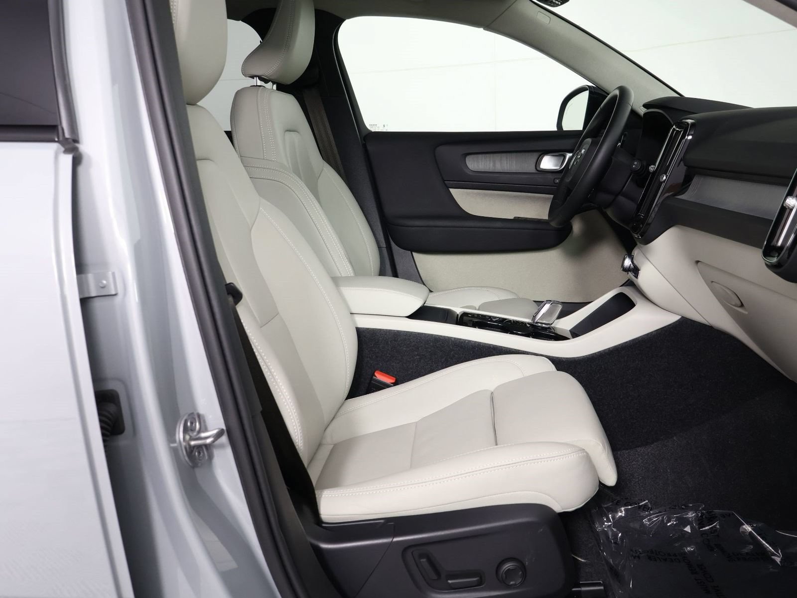 Certified 2026 Volvo XC40 B5 Plus AWD/4WD image 29