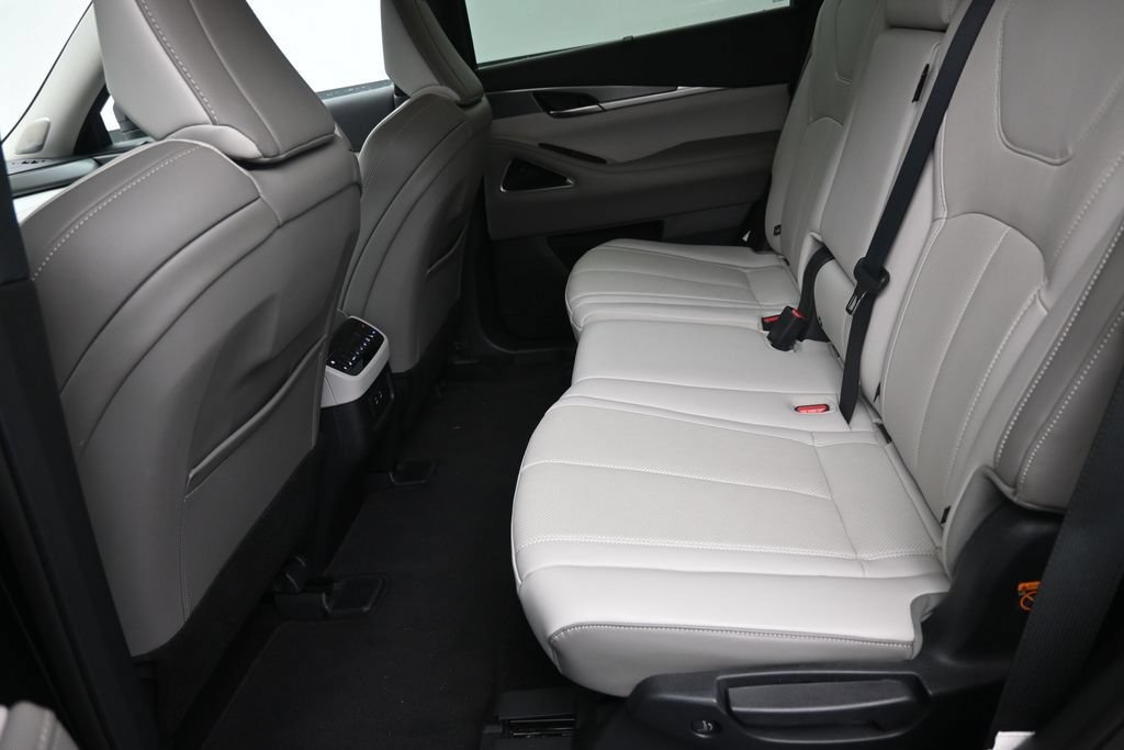 Used 2026 INFINITI QX60 Luxe w/ Cargo Package FWD image 14