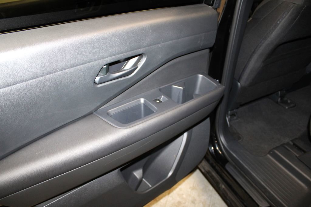 Used 2025 Nissan Pathfinder SV AWD/4WD image 31