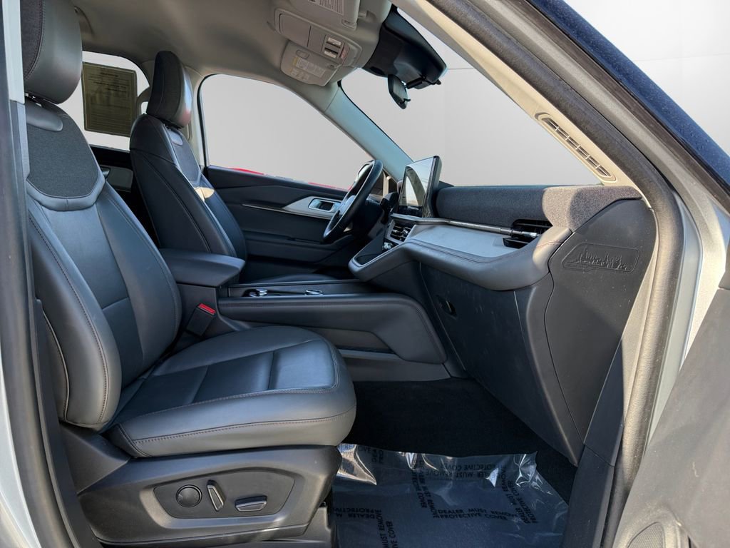 Certified 2025 Ford Explorer Active w/ Active Comfort Package image 15