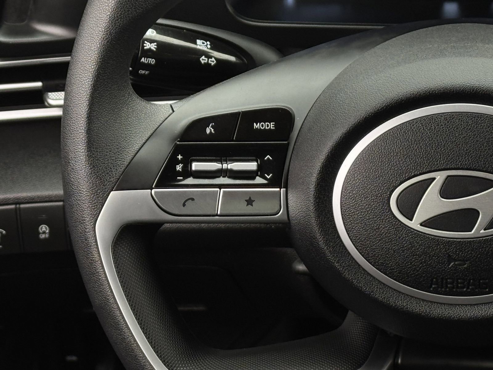 Used 2025 Hyundai Elantra SE FWD image 14