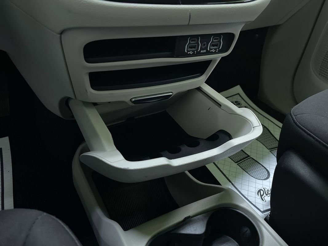 Used 2022 Chrysler Voyager LX image 24
