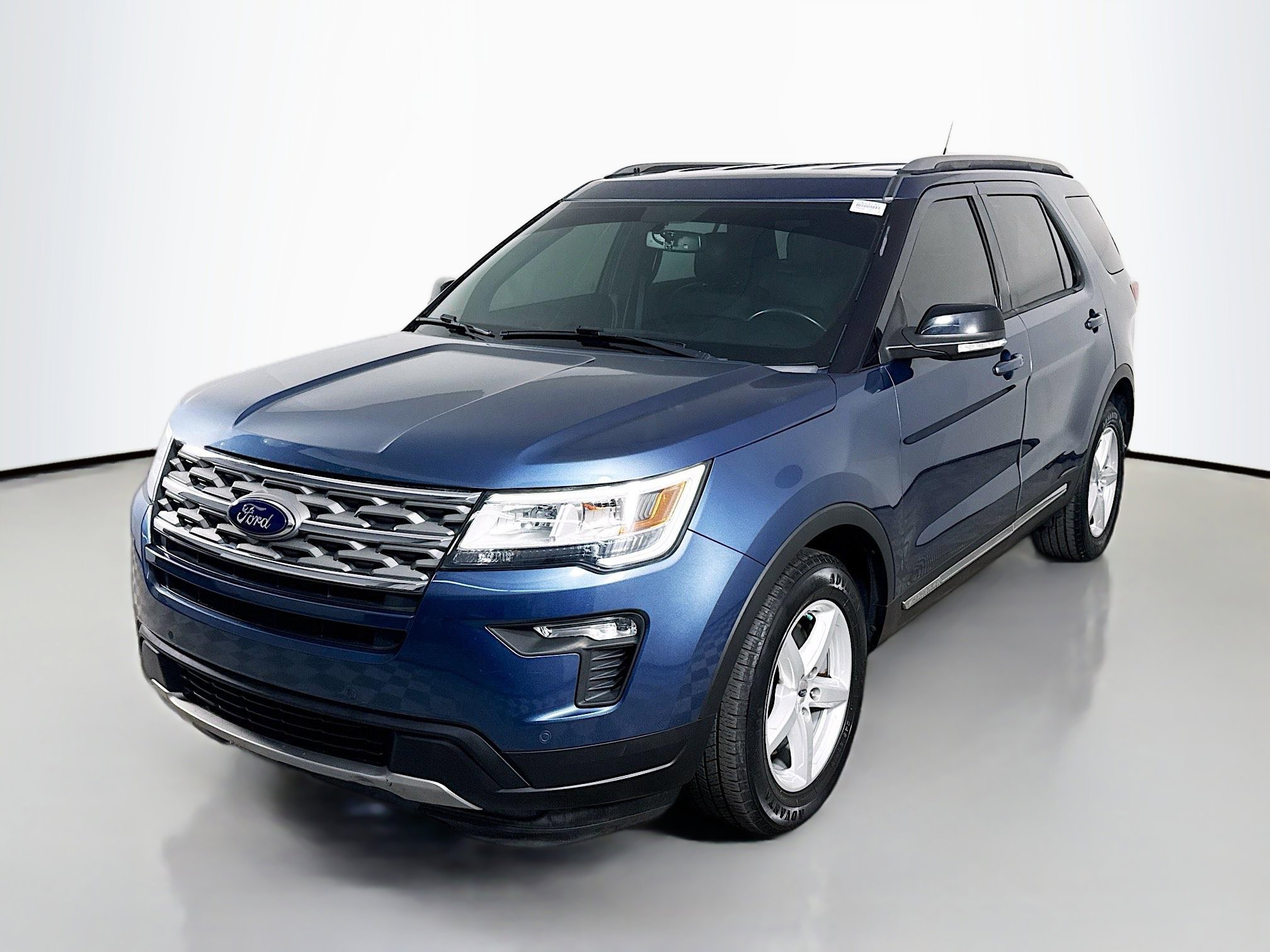 Used 2018 Ford Explorer XLT w/ Equipment Group 202A image 4