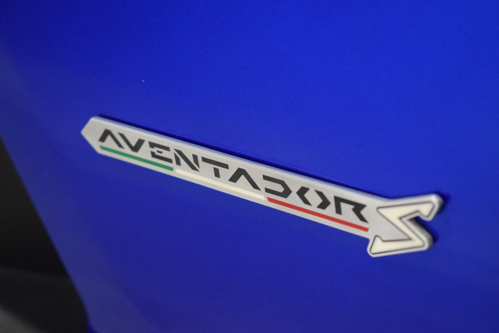 Used 2019 Lamborghini Aventador S image 12