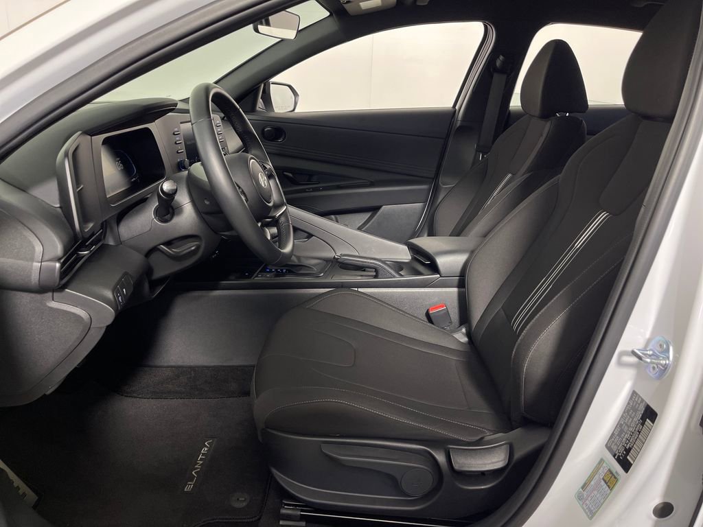 Certified 2025 Hyundai Elantra Sport image 12