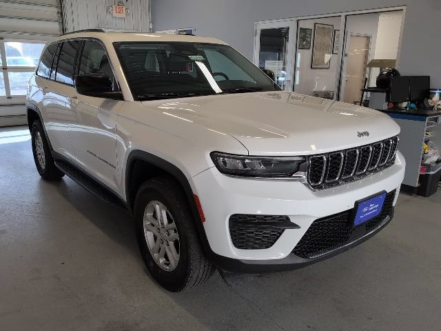 Used 2023 Jeep Grand Cherokee Laredo AWD/4WD image 7