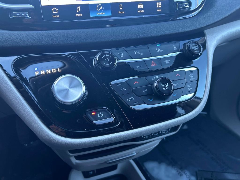 Used 2024 Chrysler Pacifica Touring-L image 32