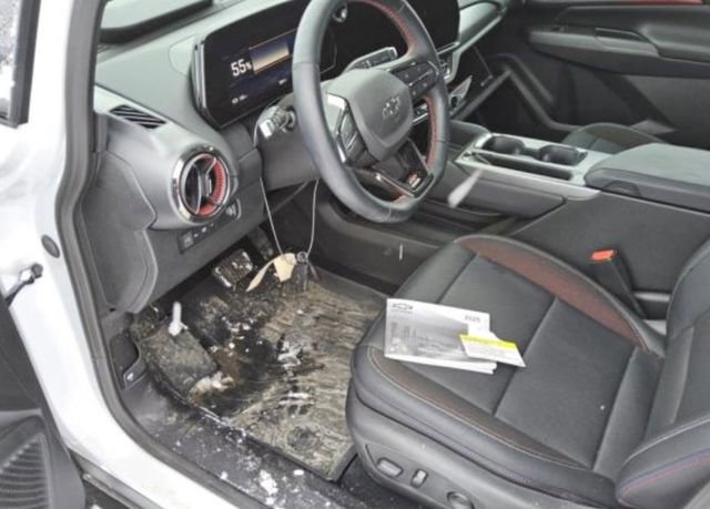 Used 2025 Chevrolet Equinox EV RS w/ Convenience Package II image 3