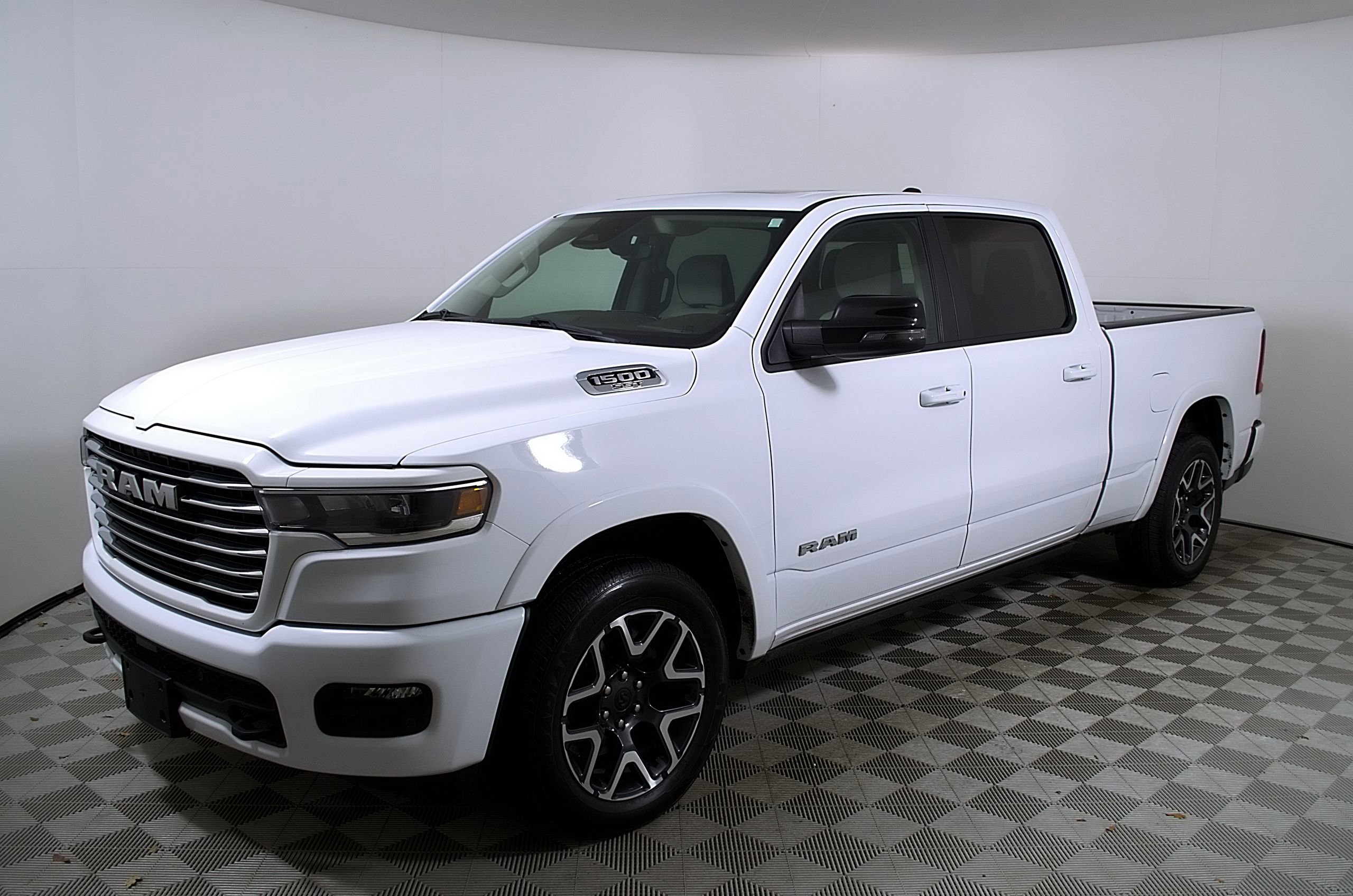 Used 2025 RAM 1500 Laramie w/ Laramie Southwest Edition AWD/4WD image 3
