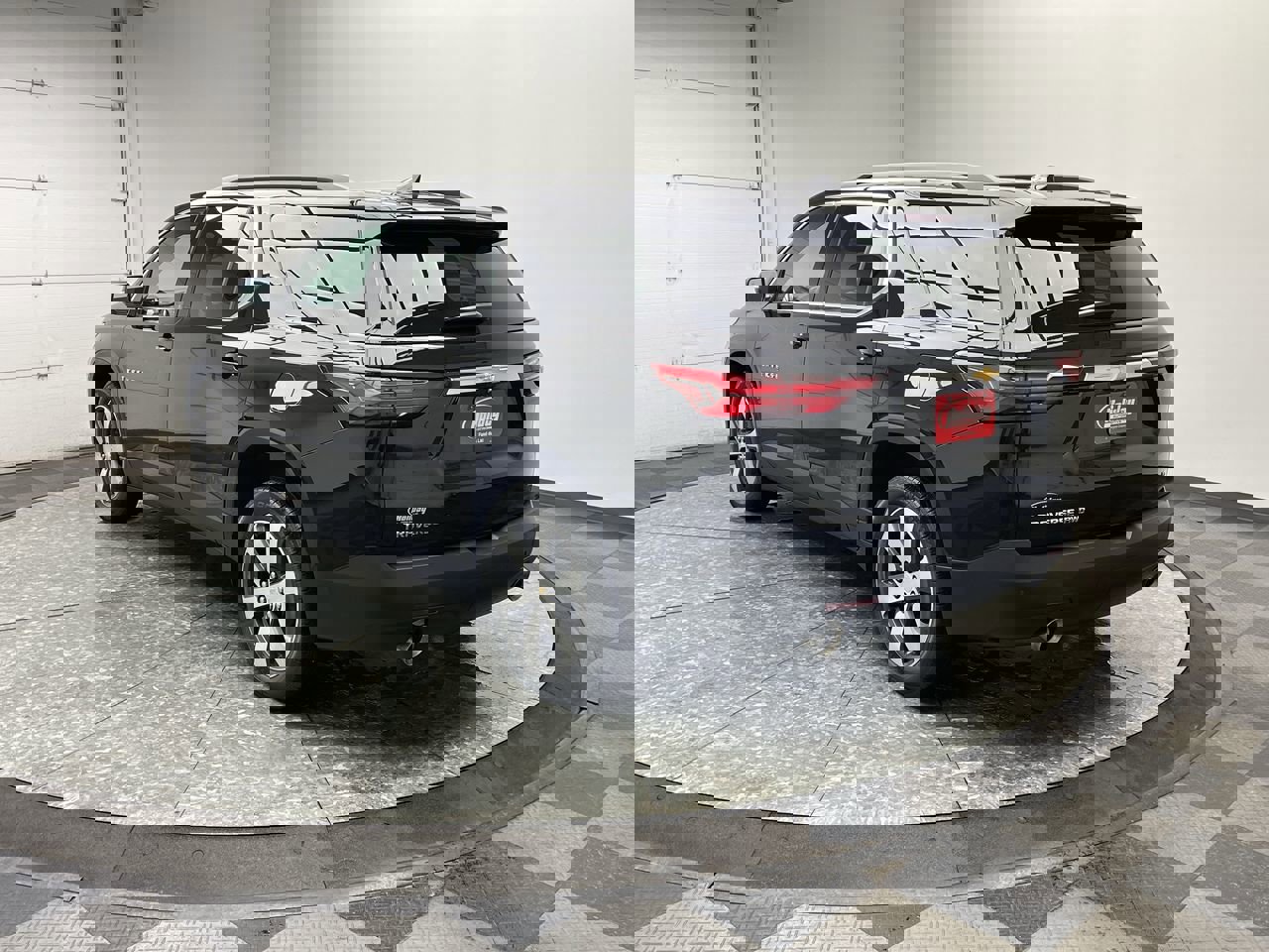 Certified 2023 Chevrolet Traverse LT w/ LT Premium Package image 2