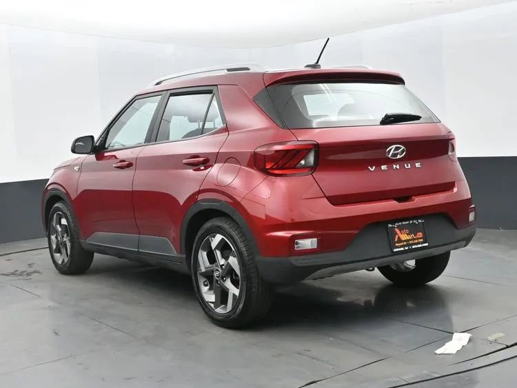 Used 2025 Hyundai Venue SEL FWD image 9