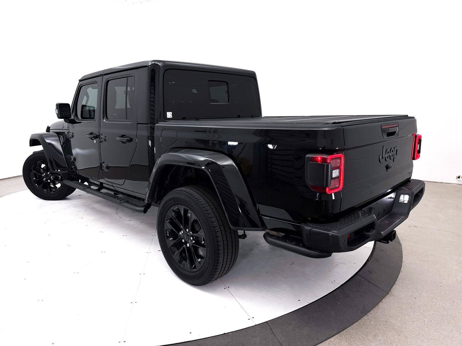 Used 2023 Jeep Gladiator Overland AWD/4WD image 2