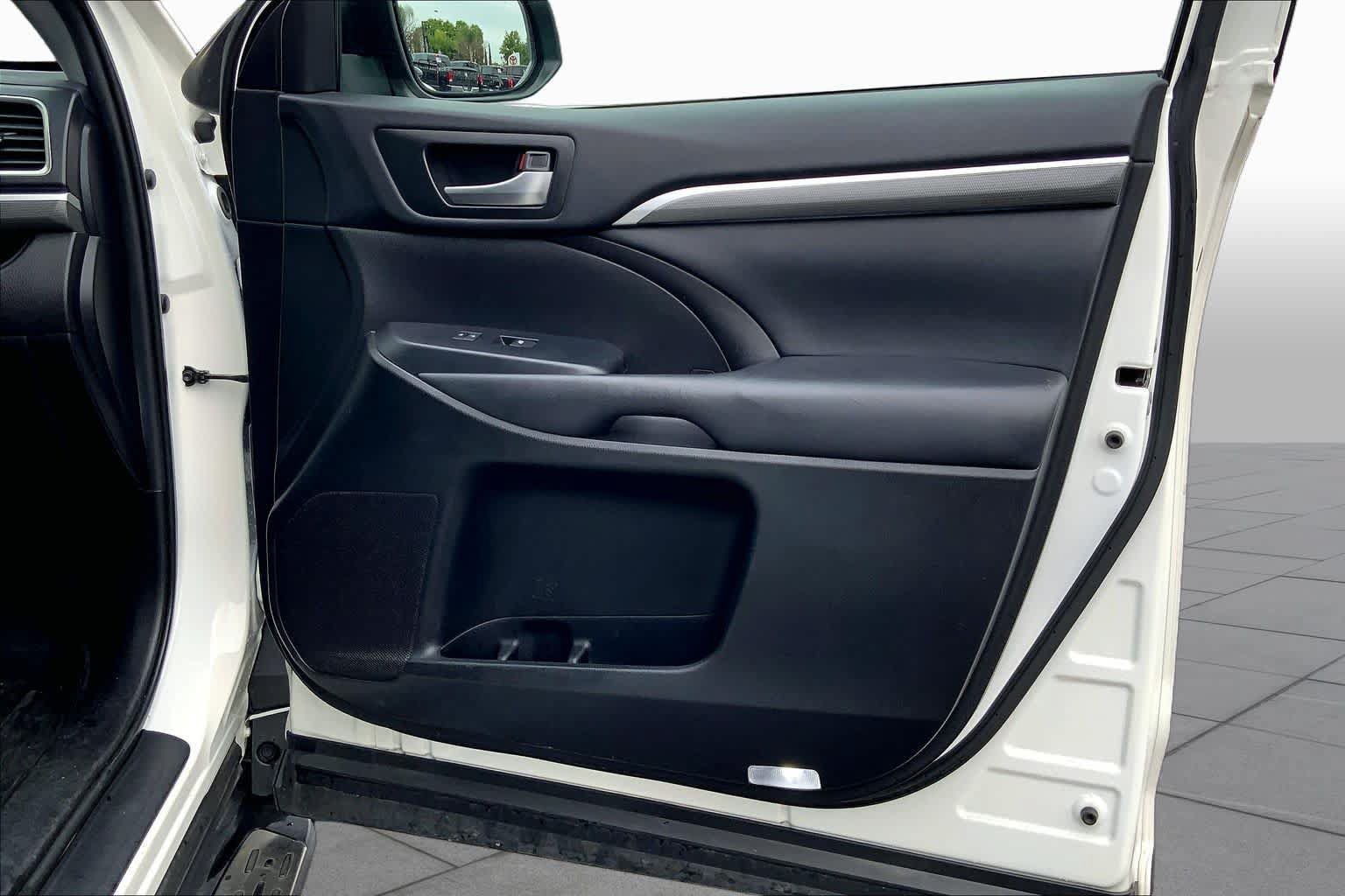 Used 2019 Toyota Highlander SE FWD image 22