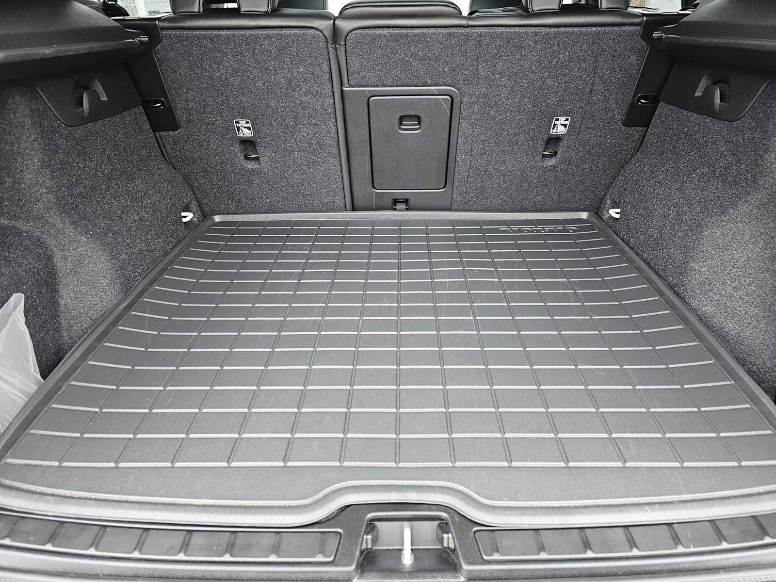 Certified 2025 Volvo XC40 B5 Core w/ Protection Package Premier image 17