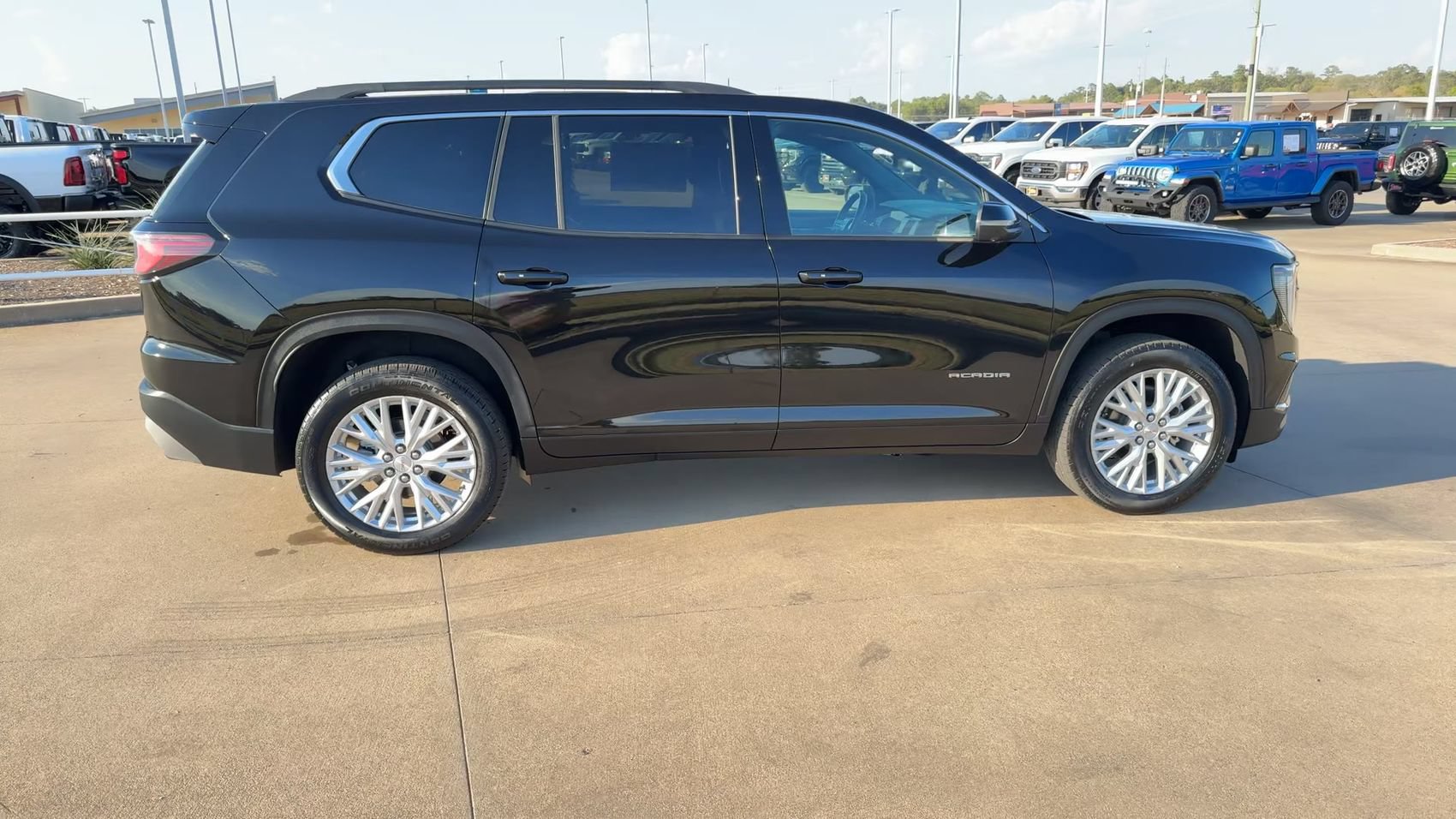 Used 2026 GMC Acadia Elevation w/ Elevation Premium Package FWD image 9