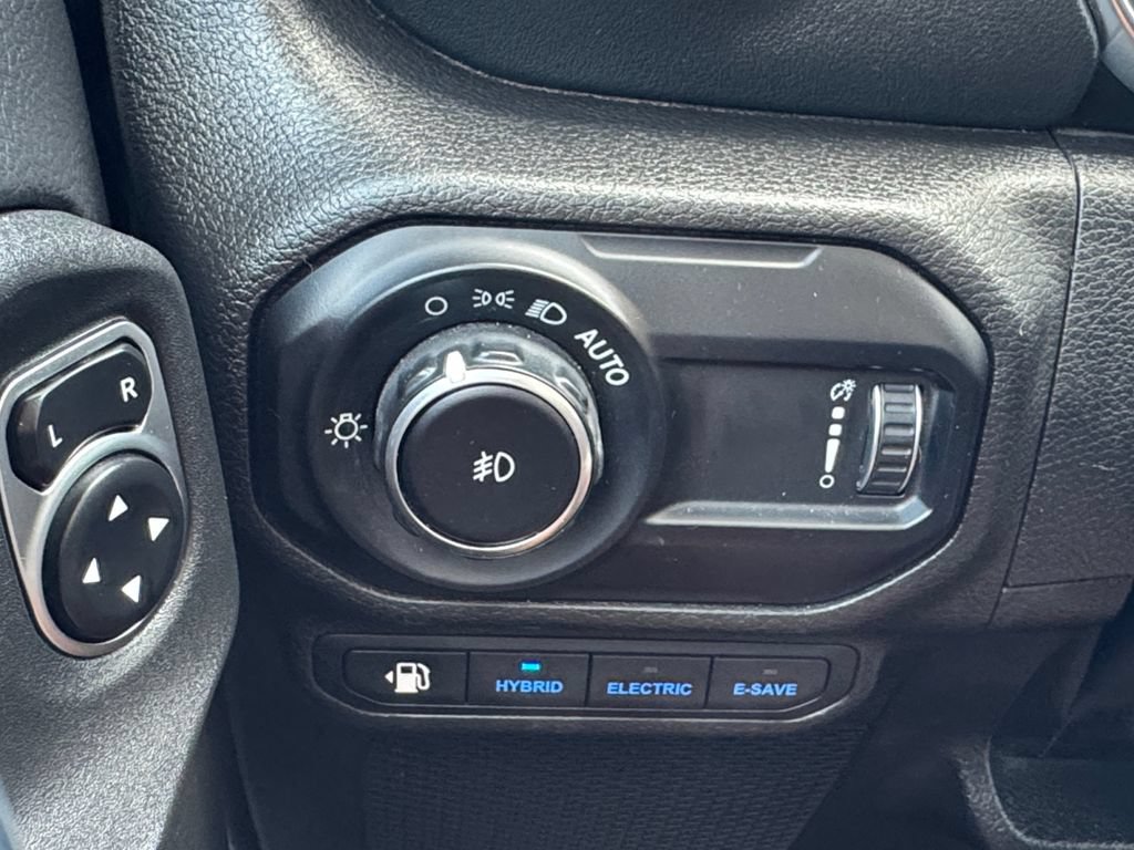 Used 2023 Jeep Wrangler Unlimited Sahara AWD/4WD image 30