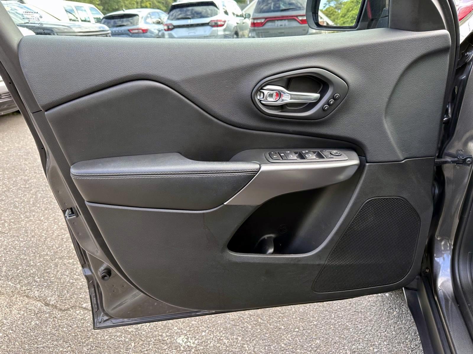 Used 2019 Jeep Cherokee Limited AWD/4WD image 8