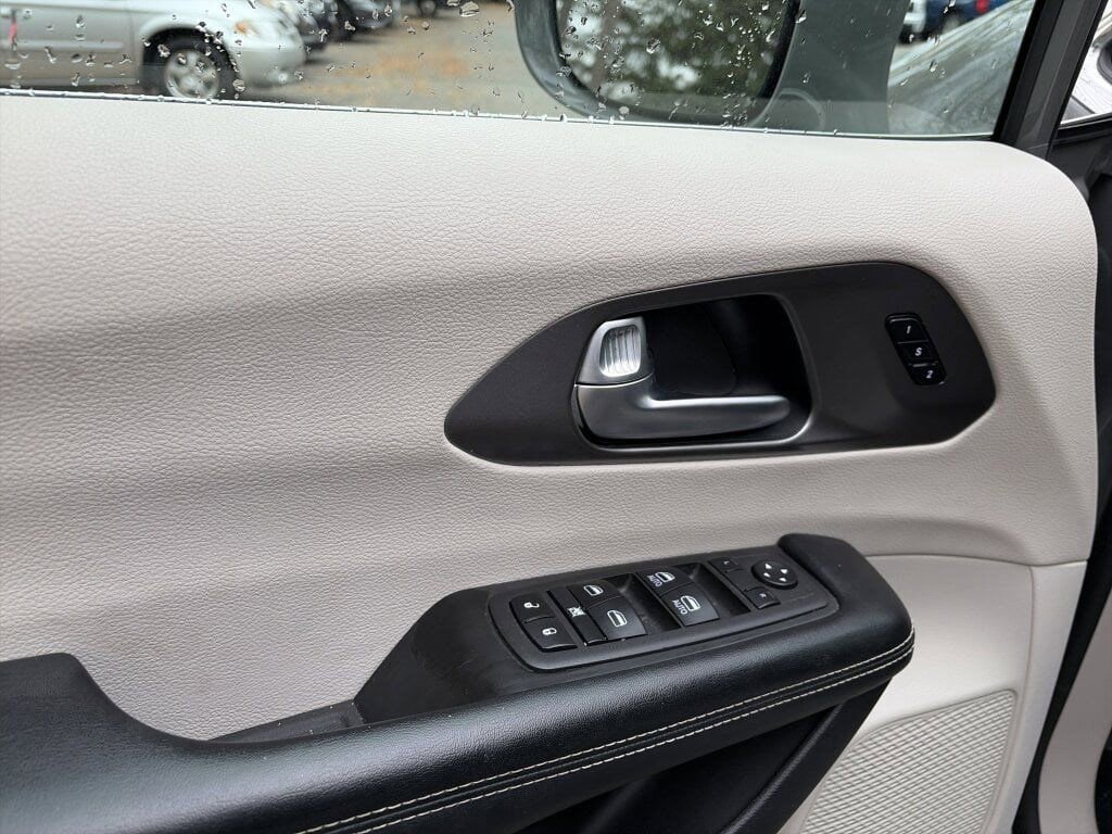 Used 2022 Chrysler Pacifica Touring-L image 26