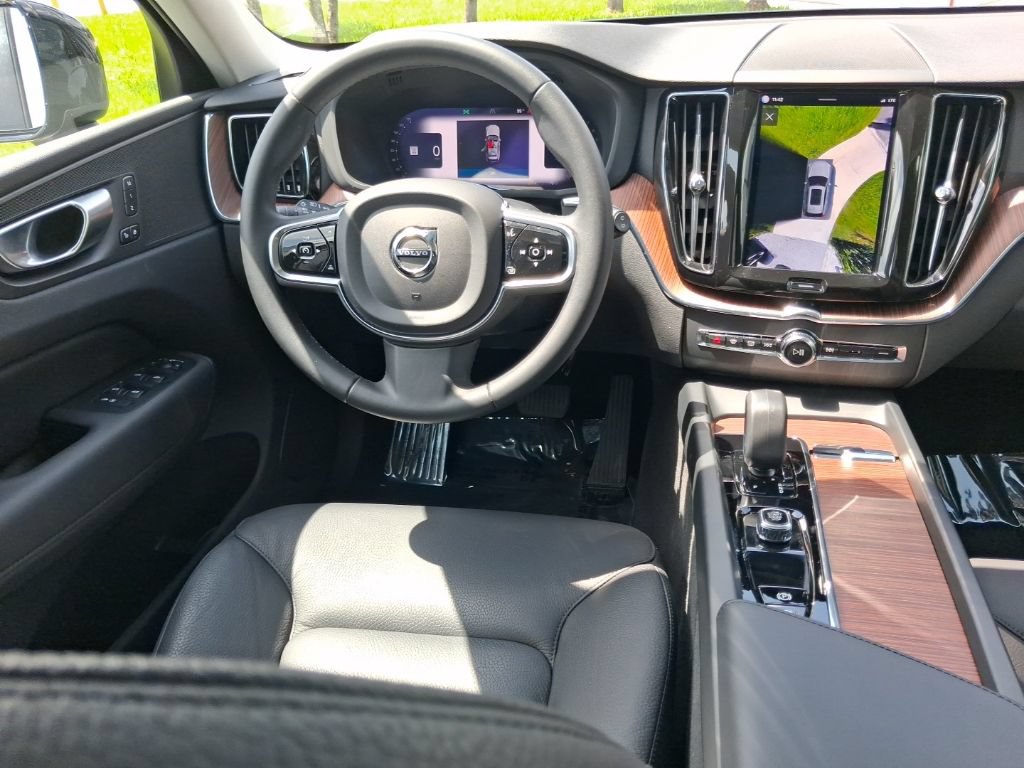 Certified 2024 Volvo XC60 B5 Plus AWD/4WD image 10