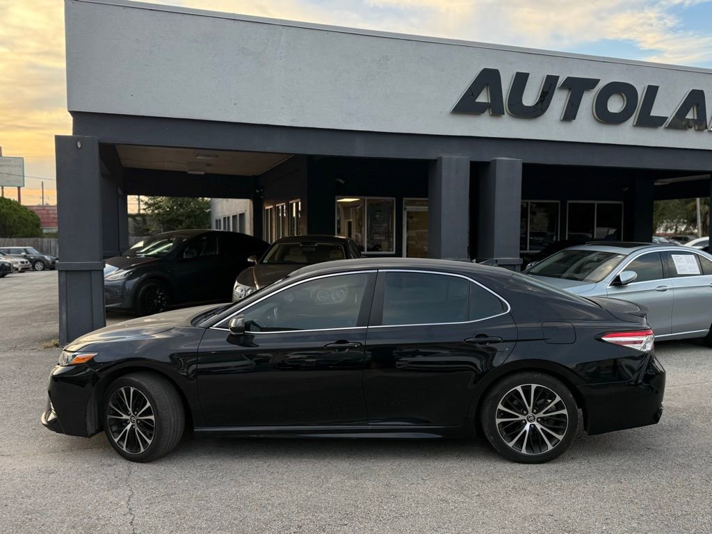 Used 2020 Toyota Camry SE image 3