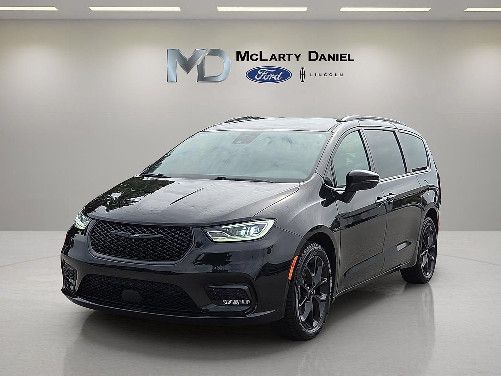 Used 2023 Chrysler Pacifica Touring-L w/ Uconnect Theater Family Group AWD/4WD image 2