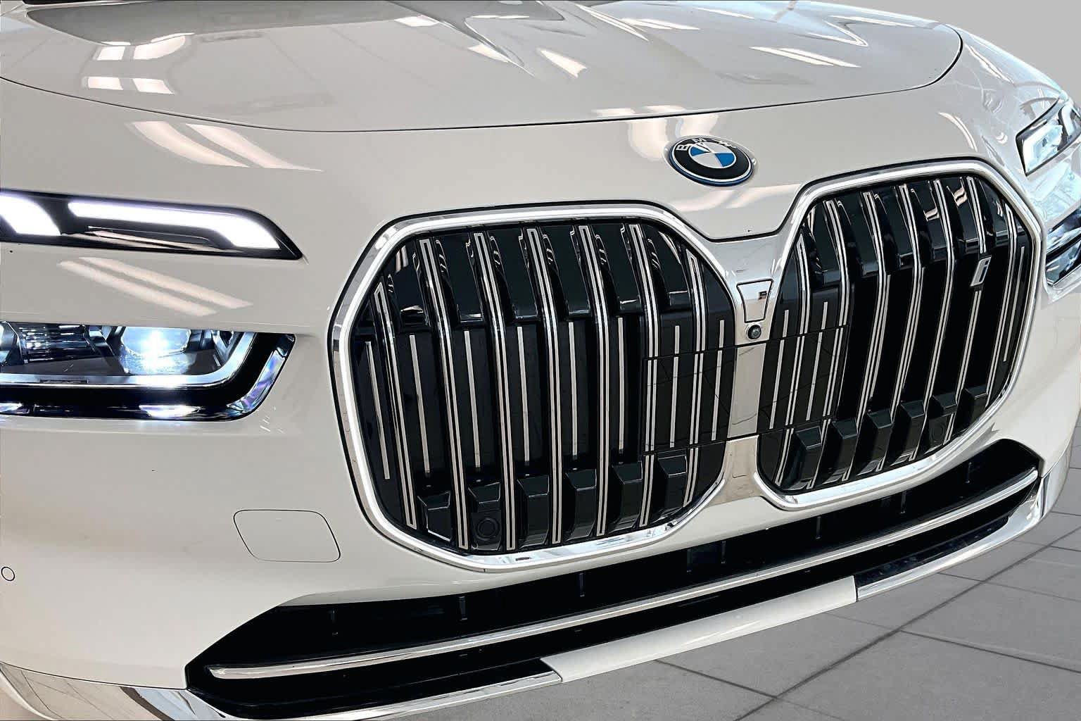 Used 2024 BMW i7 xDrive60 AWD/4WD image 28