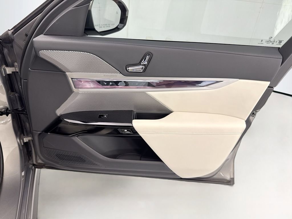 Certified 2025 BMW i7 eDrive50 w/ M Sport Package RWD image 24
