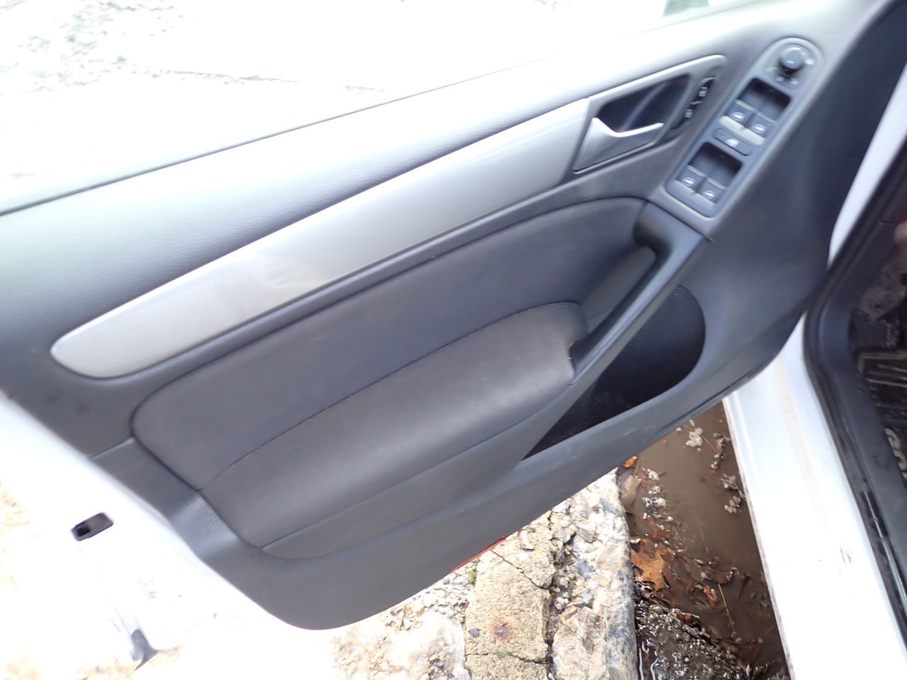 Used 2012 Volkswagen Golf 2.5L Conv & Sunroof 4 Door PZE image 25