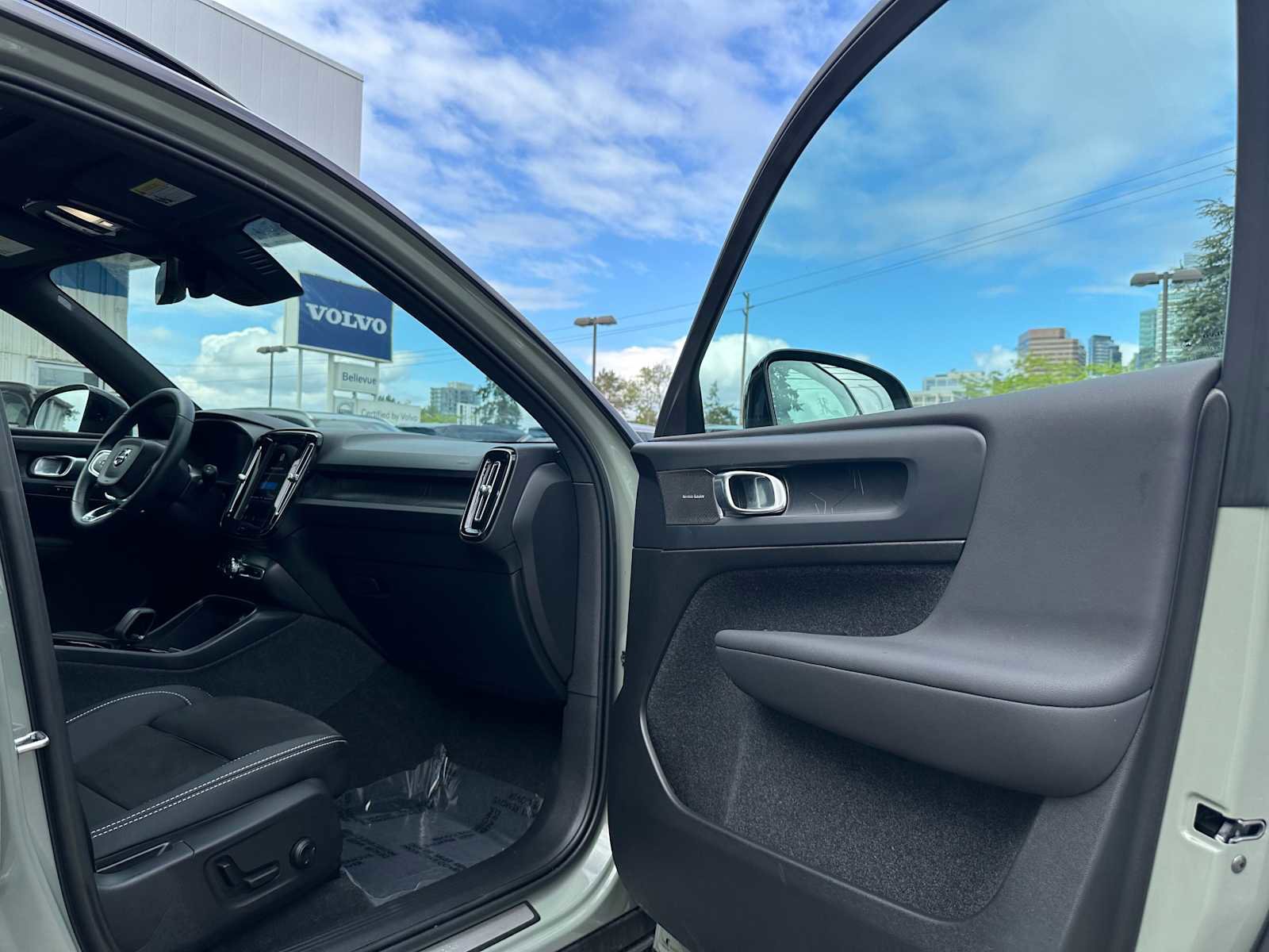 Certified 2023 Volvo XC40 Recharge Ultimate w/ Protection Package Premier AWD/4WD image 12