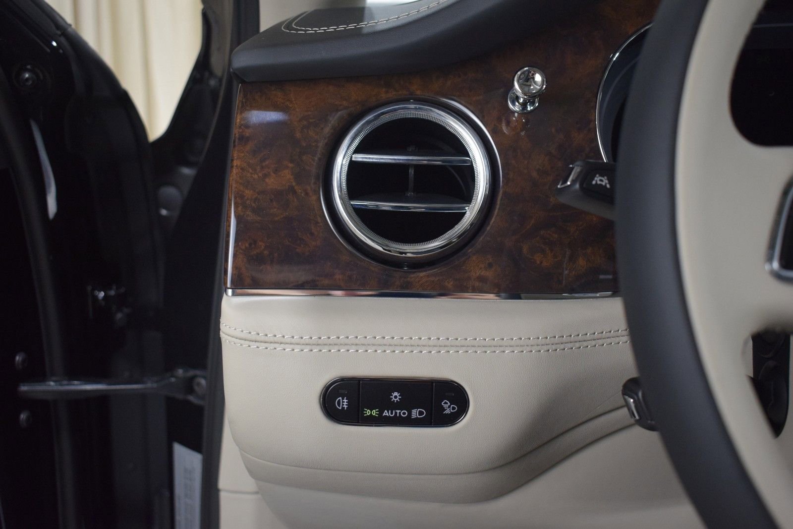 New 2025 Bentley Bentayga AWD/4WD image 31