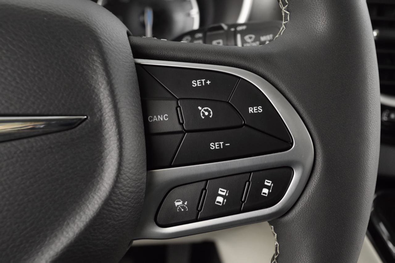 Used 2023 Chrysler Pacifica Touring-L image 16