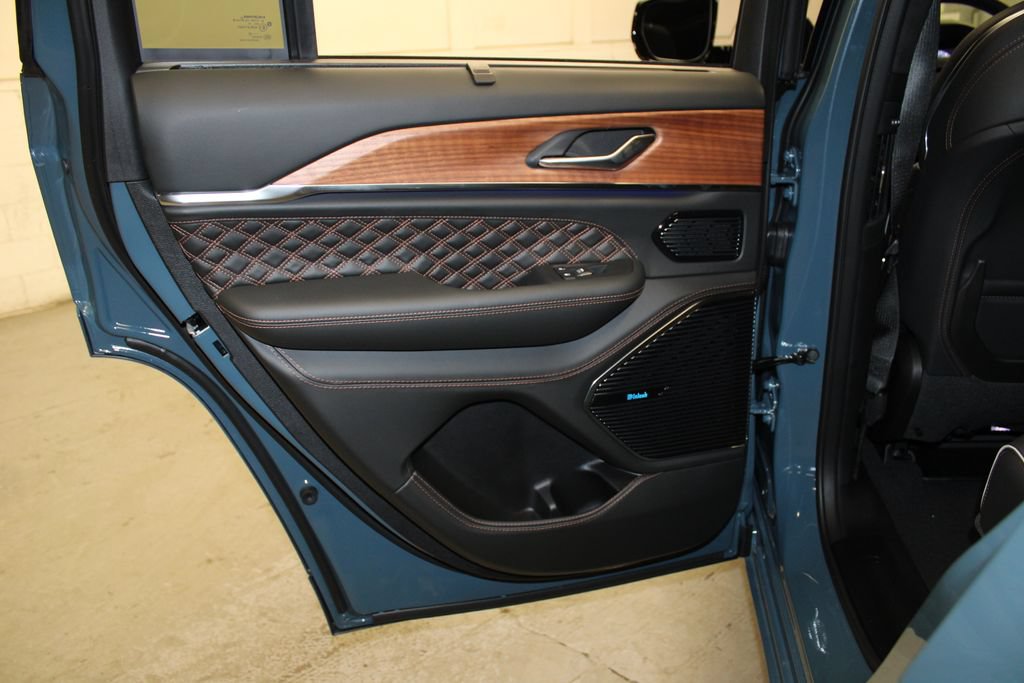 New 2026 Jeep Grand Cherokee Summit w/ MOPAR Finishing Package AWD/4WD image 32