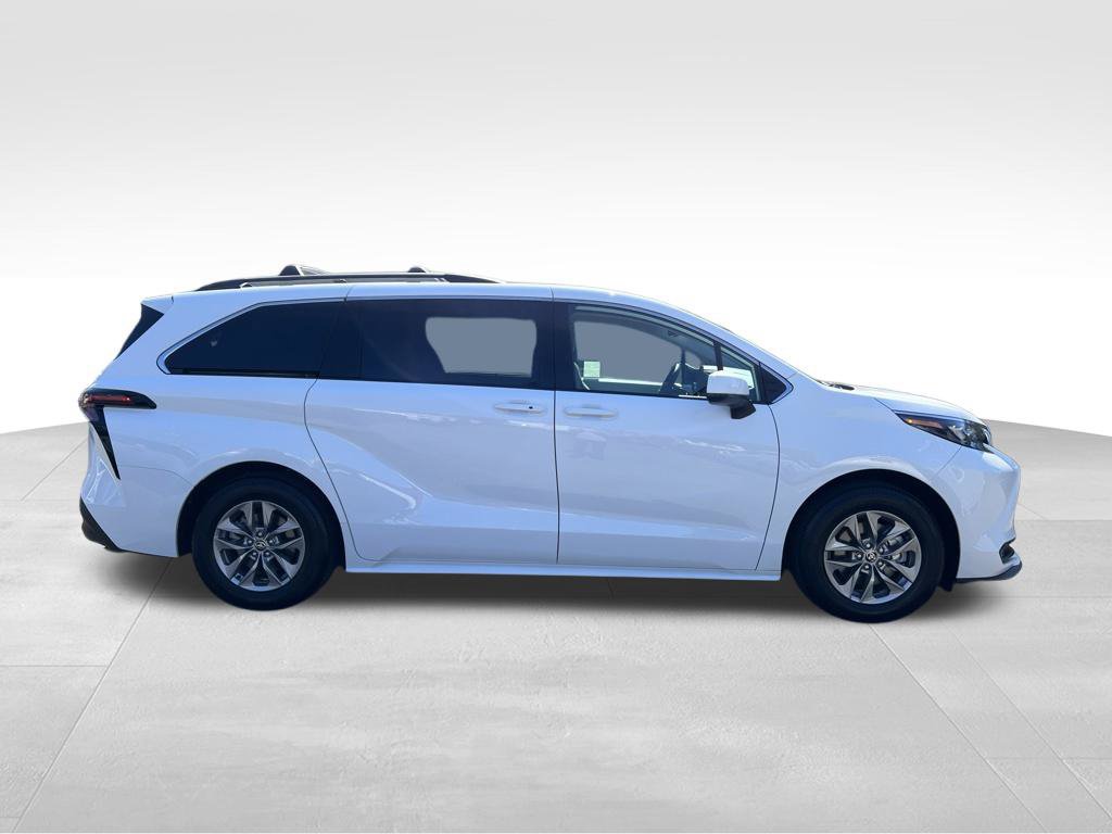 Certified 2026 Toyota Sienna LE AWD/4WD image 6
