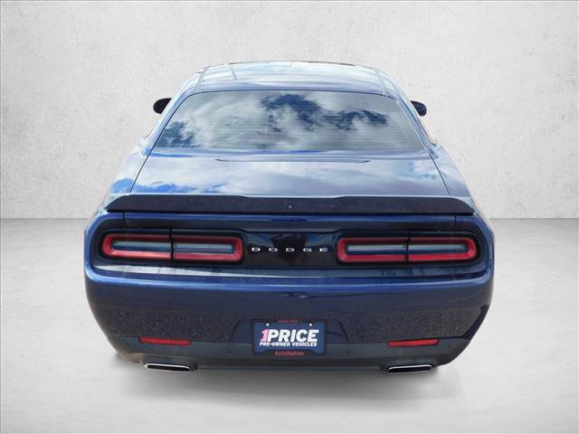 Used 2016 Dodge Challenger SXT w/ Driver Convenience Group RWD image 11