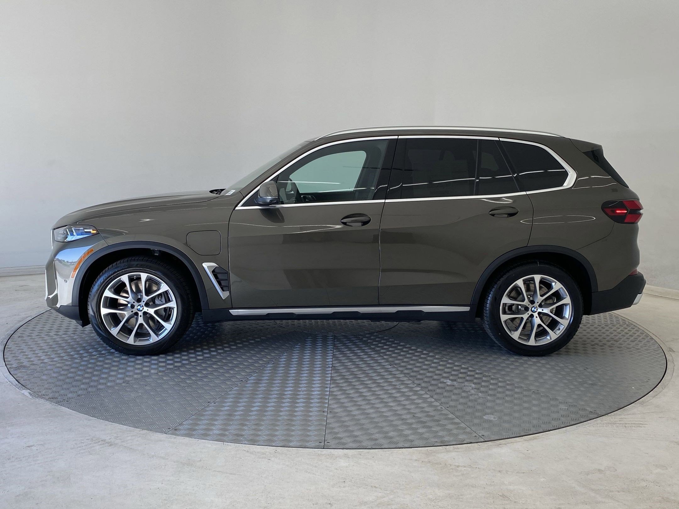 Used 2026 BMW X5 xDrive50e w/ Premium Package image 2