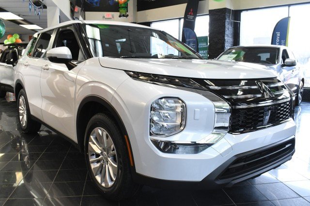 New 2026 Mitsubishi Outlander ES AWD/4WD image 3