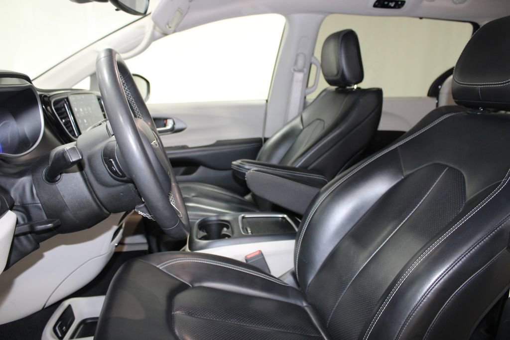 Used 2023 Chrysler Pacifica Touring-L FWD image 16
