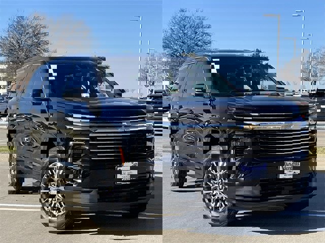 Used 2025 Chevrolet Traverse LT image 2