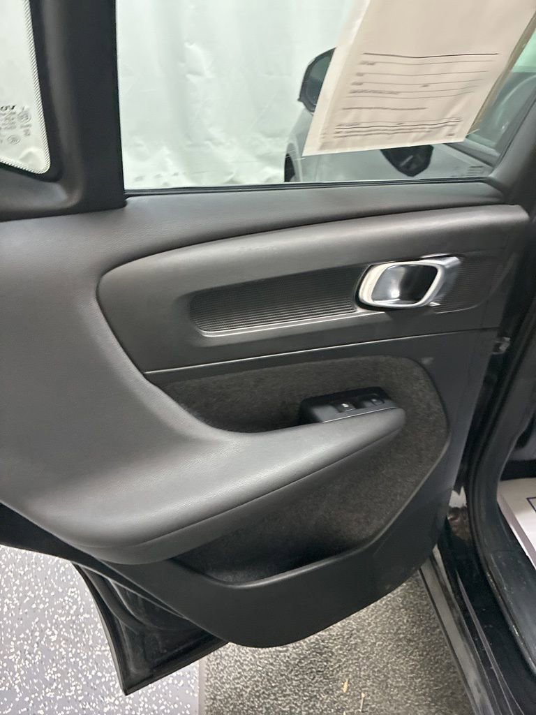 Used 2024 Volvo XC40 B5 Core image 23